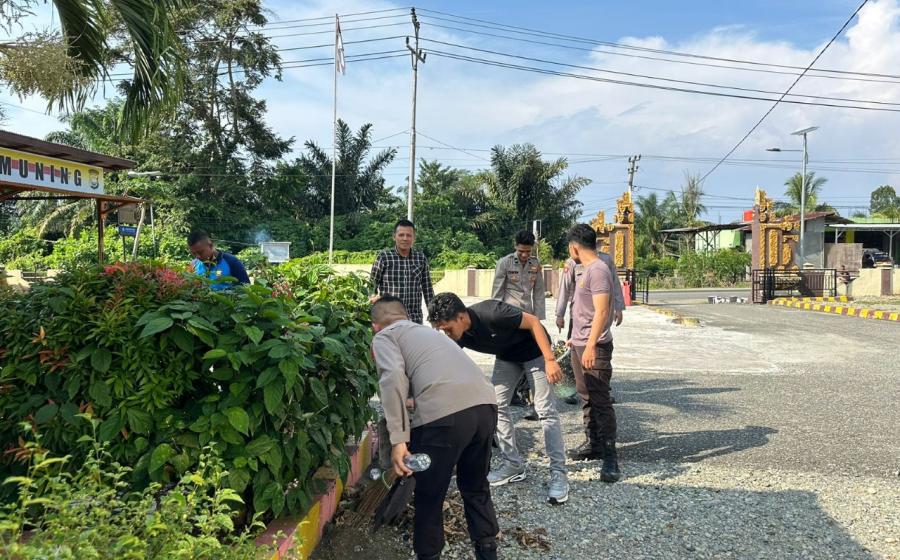 Polsek Tanjung Kemuning Kebersihan Seputaran Lingkungan Mako 