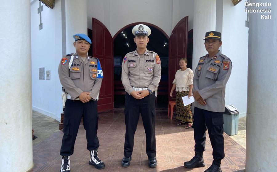 Selalu Hadir di Tengah Masyarakat, Polres Bengkulu Utara dan Polsek Jajaran Melaksanakan Patroli Pengamanan Ibadah Gereja 