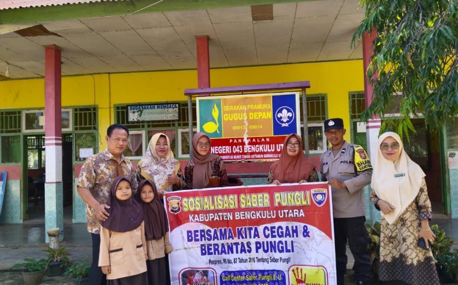 Bhabinkamtibmas Polsek Ketahun Sosialisasi Saber Pungli Bersama Guru