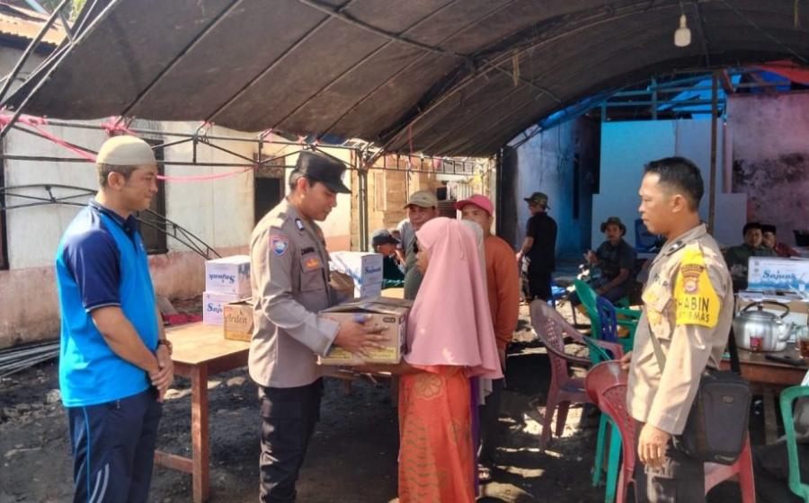 Bantu Warga Musibah Kebakaran, Polsek Pondok Suguh Gelar Bakti Sosial