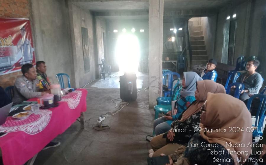 Bhabinkamtibmas Polsek Bermani Ulu Jumat Curhat Bersama Warga 