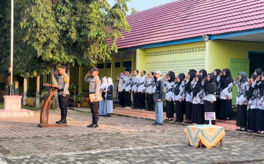 PJU Polres Bengkulu Utara dan Kapolsek Jajaran Menjadi Inspektur Upacara di Sekolah Sampaikan Pesan Kamtibmas