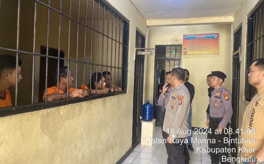 Pawas Polres Kaur Bersama Anggota Piket Fungsi Rutin Cek Tahanan