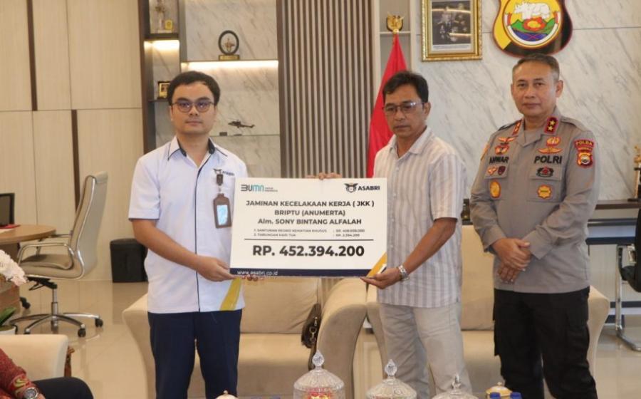 Polda Bengkulu Bersama Asabri Serahkan Santunan Atas Kematian Briptu anumerta Sony Bintang Alfalah