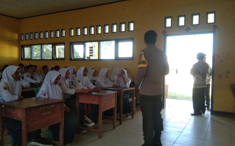 Tanamkan Tertib Lalulintas Sejak Dini, Polsek Muara Sahung Gelar Sosialisasi Di SMPN 12 Kaur