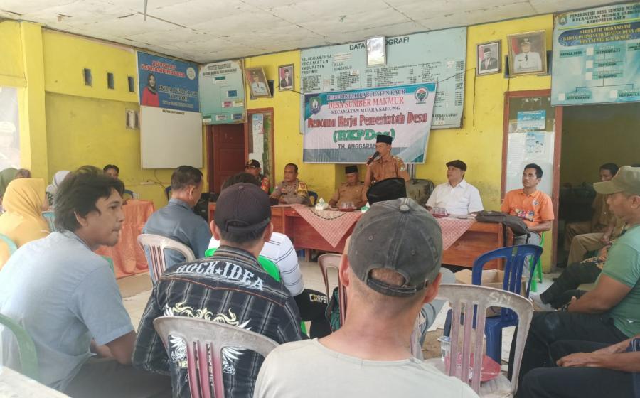 Bhabinkamtibmas Desa Sumber Makmur Monitoring dan Menghadiri Musyawarah Desa dalam Rangka Penyusunan RKPDesa Tahun Anggaran 2025