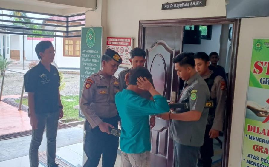 Personel Gabungan Polres Bengkulu Selatan Lakukan Pengamanan Pelaksanaan Sidang Tindak Pidana Penganiayaan 