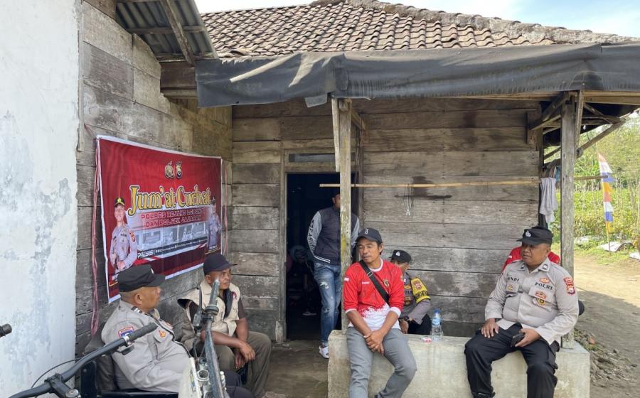 Bhabinkamtibmas Polsek Selupu Rejang Bersama Warga Desa Talang Ulu Laksanakan Jumat Curhat 