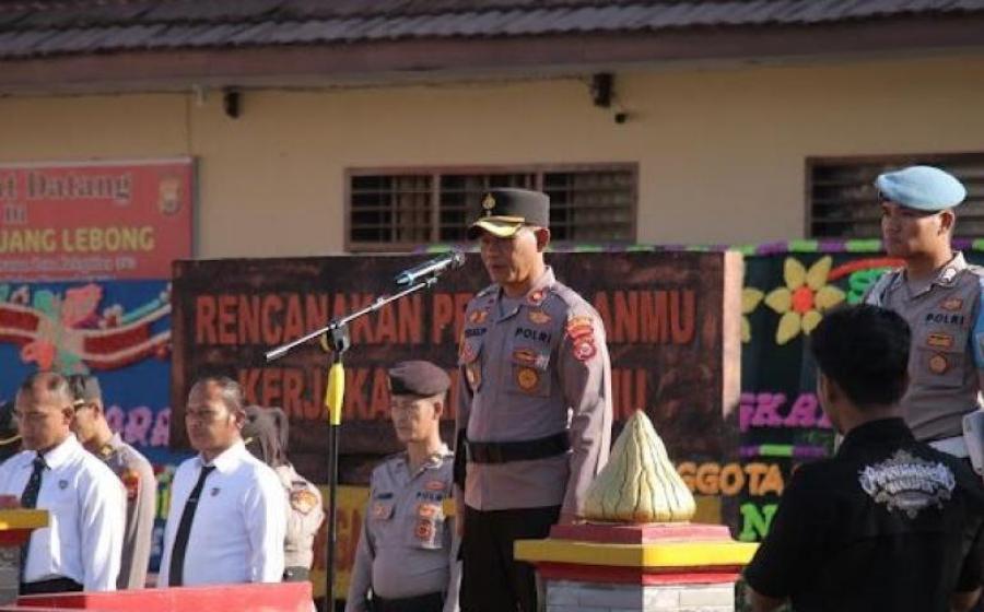 Rejang Lebong – Sebanyak 39 personel Polres Rejang Lebong Polda Bengkulu naik pangkat setingkat lebih tinggi dalam Upacara Laporan Kenaikan Pangkat personel Polres Rejang Lebong dan Polsek Jajaran serta Batalyon Detasemen A Brimobda Bengkulu TMT 1 Juli 2024.  Upacara digelar di Lapangan Apel Satya Haprabu Polres Rejang Lebong, Minggu (30/06/2024), dan dipimpin langsung Kapolres Rejang Lebong Polda Bengkulu AKBP Juda T Tampubolon diwakili oleh Wakapolres Rejang Lebong KOMPOL Tekat Parmo,K.S.H., dan dihadiri 