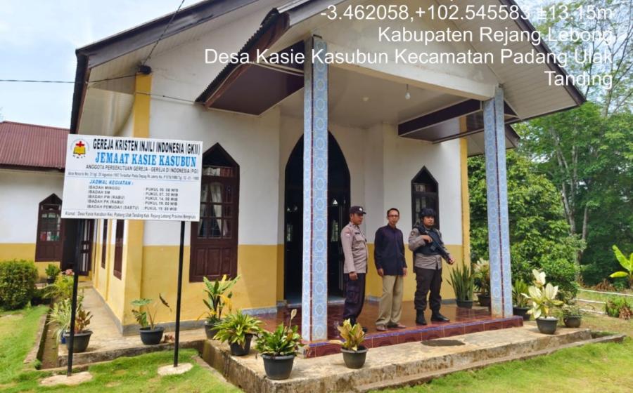 Berikan Rasa Aman dalam Beribadah, Polsek Sindang Kelingi Laksanakan Pengamanan Gereja 