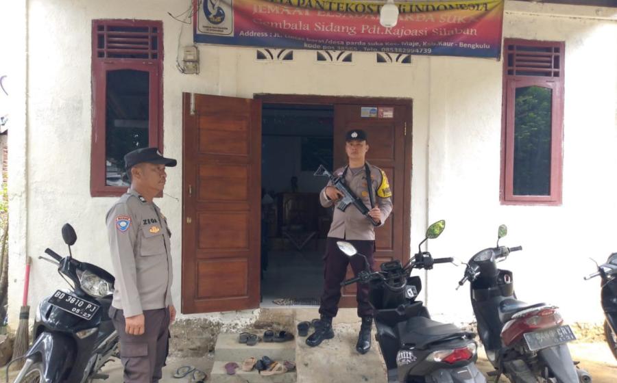 Personel Polsek Maje Pengamanan Ibadah Gereja Umat Kristiani di Wilayah Hukum Polsek Maje 