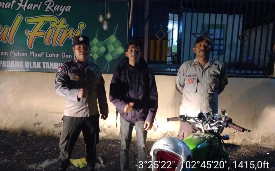 Berikan Keamanan Bagi Pengendara, Polsek Sindang Kelingi Laksanakan Pengawalan 