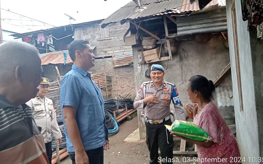 Bakti Sosial, Polsek Sindang Kelingi Bagikan Bantuan Kepada Warga Kurang Mampu