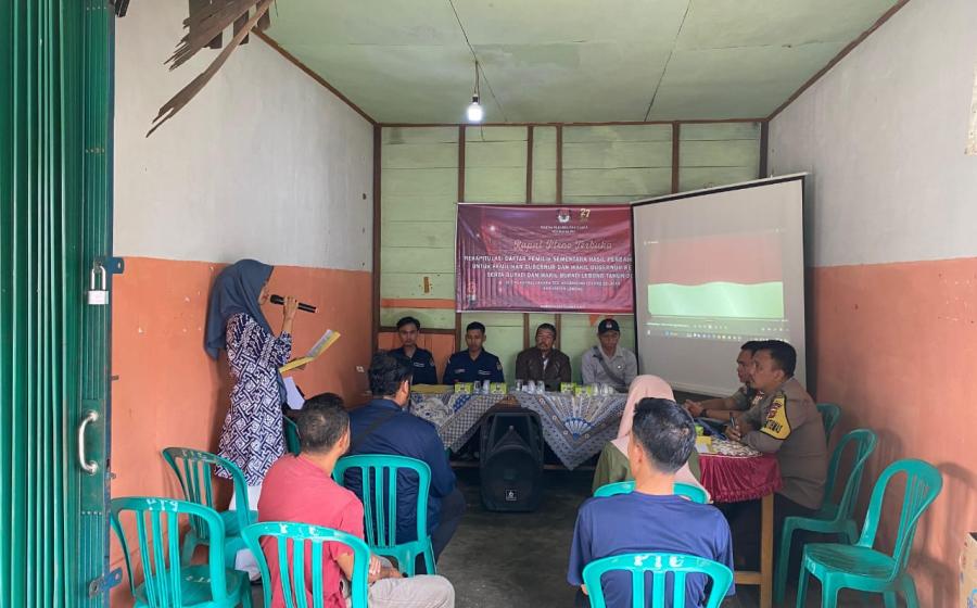 Sambang, Bhabinkamtibmas Polsek Lebong Selatan Ikuti Rapat Pleno Terbuka DPSHP di Kelurahan Tes