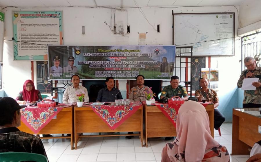 Monitor Perkembangan Pembangunan desa Binaan, Kanit Binmas Polsek Pino hadiri Undangan Musyawarah di Kantor Desa Tanjung Aur I