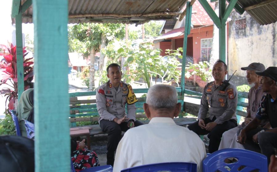 Kapolres Rejang Lebong Didampingi Kapolsek Selupu Rejang Jumat Curhat di Kelurahan Batu Galing