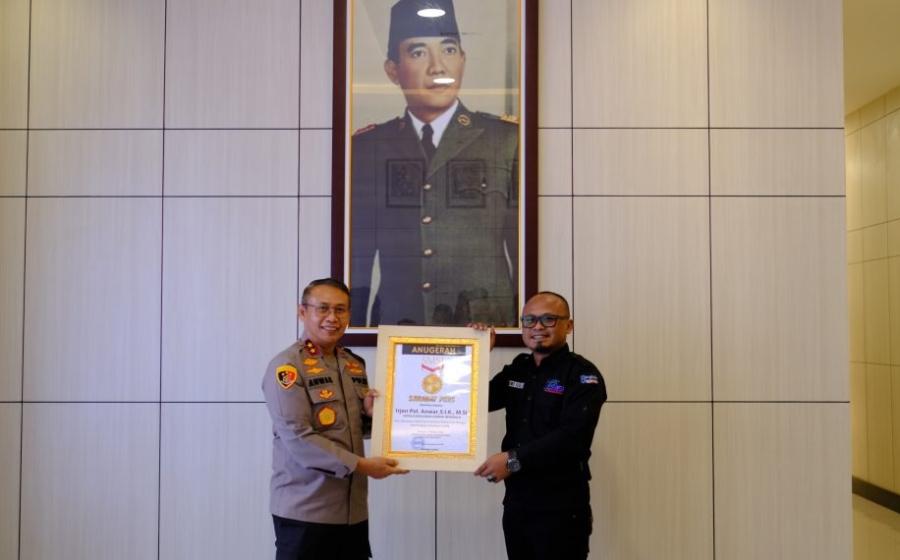 Berdedikasi Dalam Perkembangan Pers, Kapolda Bengkulu Terima Anugerah Sahabat Pers dari SMSI