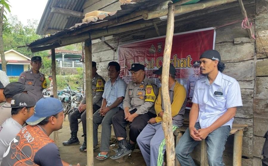 Bhabinkamtibmas Polsek Sindang Dataran Jumat Curhat Bersama Warga