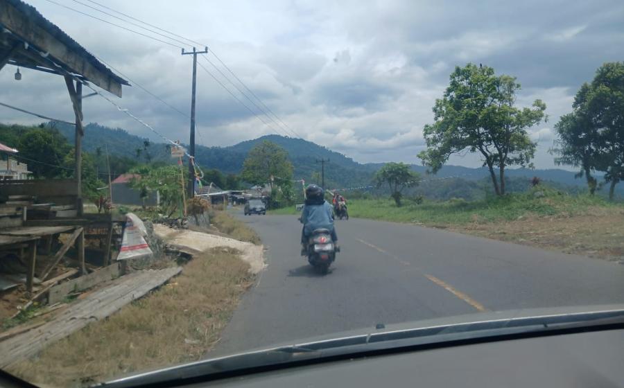 Laksanakan Pengamanan, Polsek Sindang Kelingi Kawal Warga di Jalan Lintas Curup-Lubuklinggau 