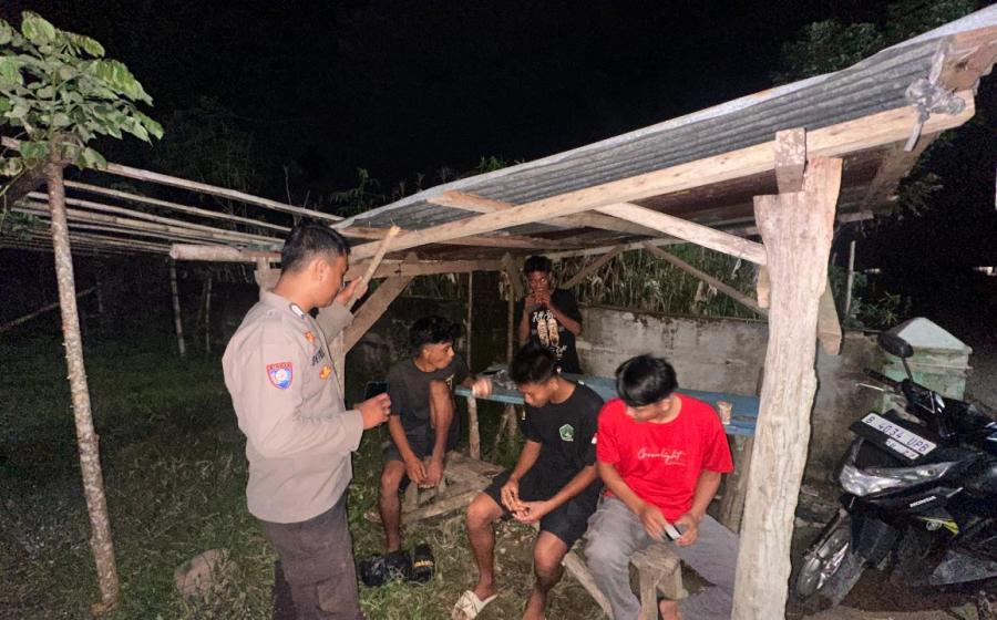 Patroli KRYD, Polsek Muara Sahung Sambangi Para Pemuda yang Sedang Nongkrong 