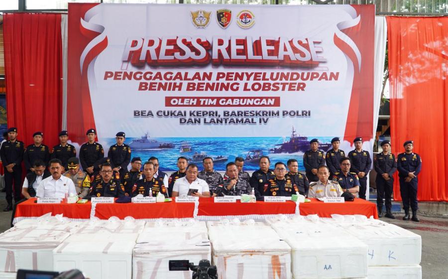 Konfrensi Pers Penyeludupan Benih Bening Lobster Sebanyak 237.305 Benih Bening Lobster Senilai 23,6 miliar Rupiah 