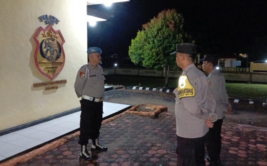 Pastikan Kesiapan Personel Jalankan Tugas, Piket Yanmas Polsek Maje Gelar Apel Malam 