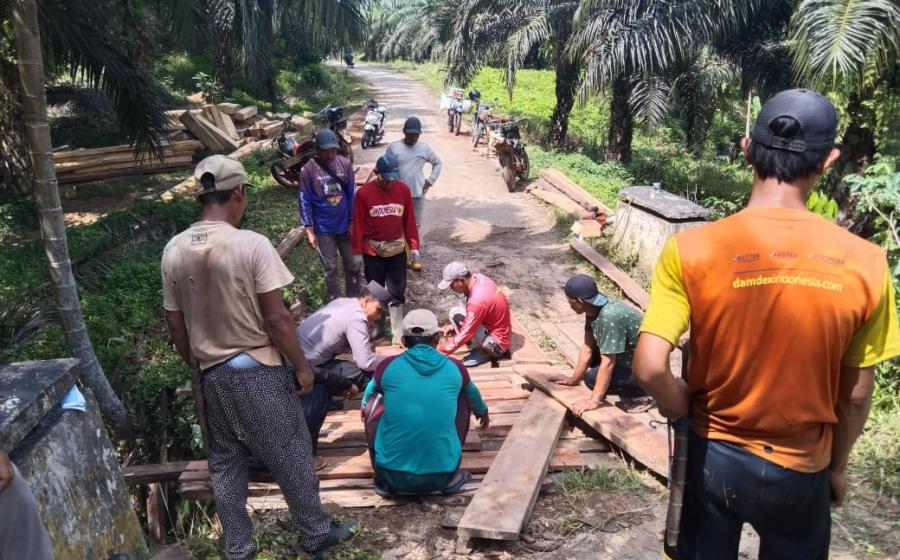 Personel Polsek Maje Gotong Royong Perbaiki Jembatan di Desa Sinarmulya