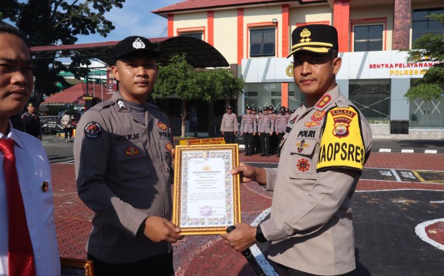 Kapolres Rejang Lebong Berikan Reward Kepada Personel Berprestasi