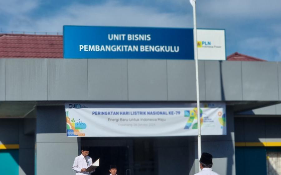 Manager PLN Indonesia Power UBP Bengkulu, Ariful Bahri membacakan amanat saat upacara peringatan Hari Listrik Nasional dan Sumpah Pemuda