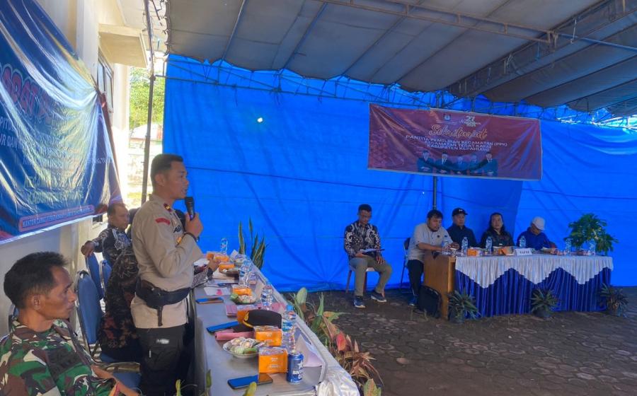 Personel Polres Kepahiang dan Jajaran Amankan Rapat Pleno Tingkat Kecamatan Tebat Karai  