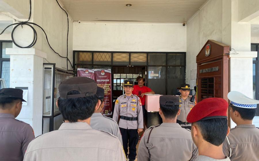 Personel Polres Lebong Amankan Penghitungan dan Rekapitulasi Suara di Kantor KPU Lebong