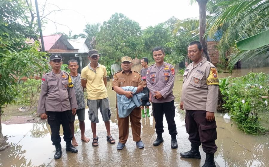 Kanit Binmas dan Bhabinkamtibmas Polsek Kampung Melayu Tanggap Darurat Banjir