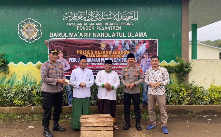 Kapolsek Sindang Kelingi Serahkan Bantuan Bibit Ayam dan Mesin Tetas untuk Pondok Pesantren Darul Ma’arif Nahdlatul Ulama
