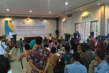 peserta magang dan tamu undangan