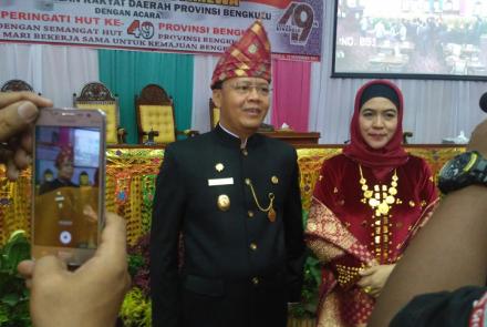 wawancara gubernur bersama isteri