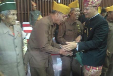 PLT GUBERNUR BERJABAT TANGAN DENGAN VETERAN