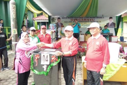 Asisten I Memberikan Hadiah Kepada Pemenang Jalan Santai