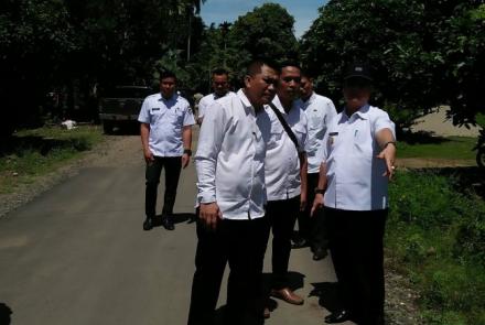 saat Bupati Seluma, Bundra Jaya sidak jalan di Jenggalu