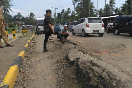 badan jalan tampak rusak parah