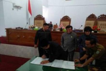 Bupati Seluma Bundra Jaya dan Ketua DPRD Seluma Husni Thamrin Menandatangani Surat Keputusan Kesepakatan bersama Pembentukan Peraturan Daerah Tahun 2018