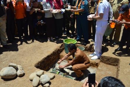 rangkaian kegiatan peletakan batu pertama pembangunan gedung Shelter Bencana Dengan Konstruksi Lima lantai