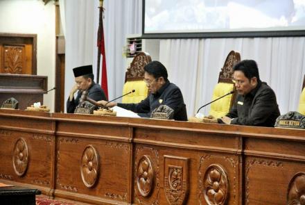  Rapat Paripurna Pandangan Fraksi & pengesahan Raperda Penyidik Pegawai Negeri Sipil (PPNS) & Perijinan Perkebunan
