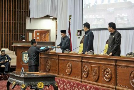  Rapat Paripurna Pandangan Fraksi & pengesahan Raperda Penyidik Pegawai Negeri Sipil (PPNS) & Perijinan Perkebunan