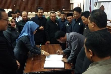  Rapat Paripurna Pandangan Fraksi & pengesahan Raperda Penyidik Pegawai Negeri Sipil (PPNS) & Perijinan Perkebunan