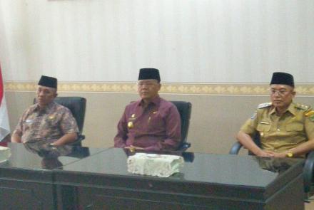 plt-gubernur-bengkulu-menyerahkan -sk plt-bupati-bengkulu-selatan