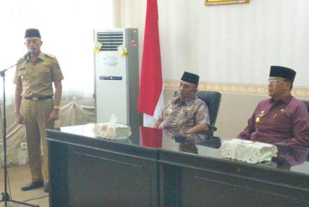 plt-gubernur-bengkulu-menyerahkan -sk plt-bupati-bengkulu-selatan