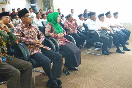 plt-gubernur-bengkulu-menyerahkan -sk plt-bupati-bengkulu-selatan