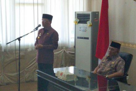 plt-gubernur-bengkulu-menyerahkan -sk plt-bupati-bengkulu-selatan