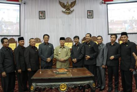  Raperda Pertanggungjawaban Pelaksanaan APBD Provinsi Bengkulu Tahun Anggaran 2017 ditetapkan menjadi Perda