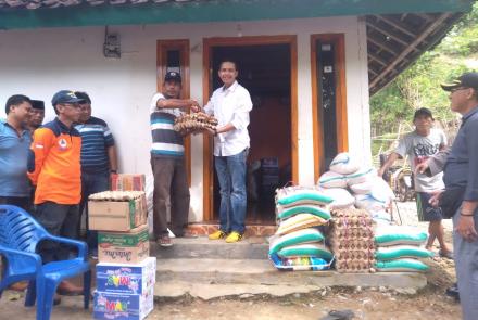 bupati kaur serahkan bantuan bencana alam